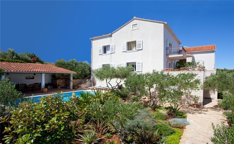 Sea-view villa in Supetar, photograph 4