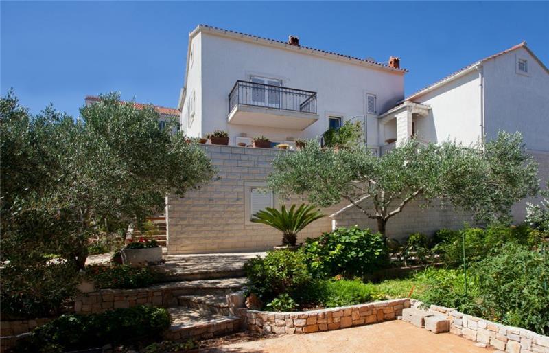 Sea-view villa in Supetar, photograph 28