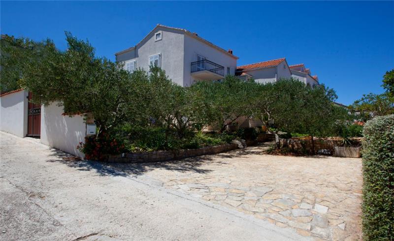 Sea-view villa in Supetar, photograph 27
