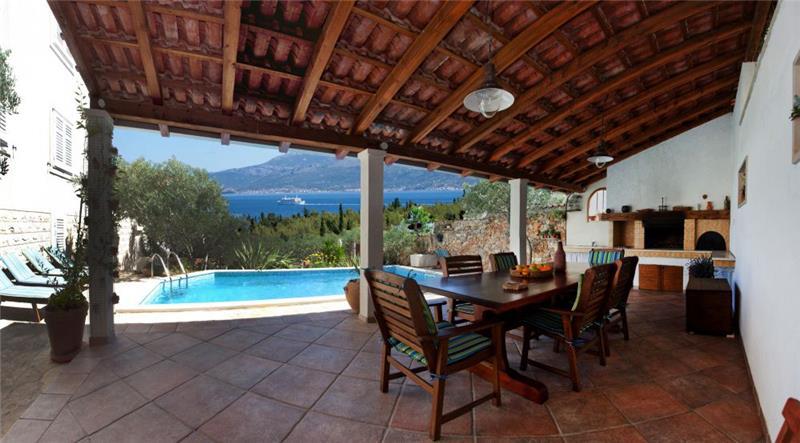 Sea-view villa in Supetar, photograph 3