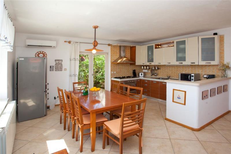 Sea-view villa in Supetar, photograph 13
