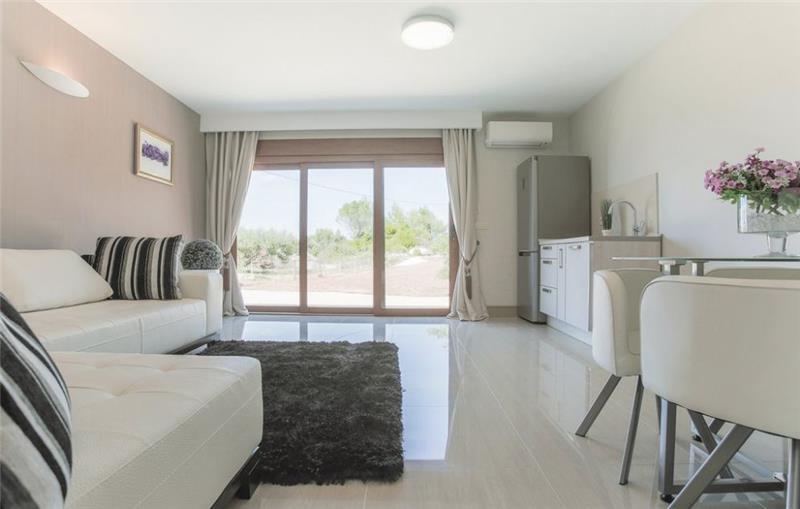 Beachfront villa in Zastrazisce, photograph 8