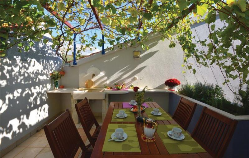 Sea-view villa in Ivan Dolac, photograph 2