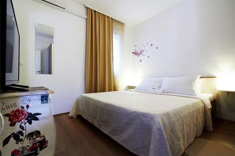 4 Bedroom Villa with Pool in Split City, sleeps 6-10
