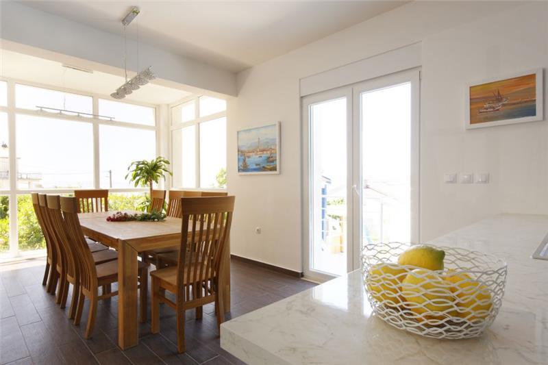 Sea-view villa in Podstrana, photograph 14