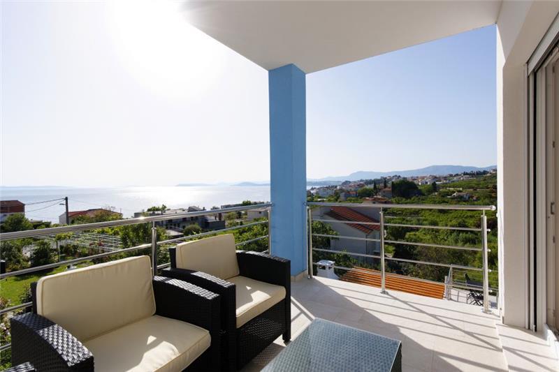 Sea-view villa in Podstrana, photograph 6