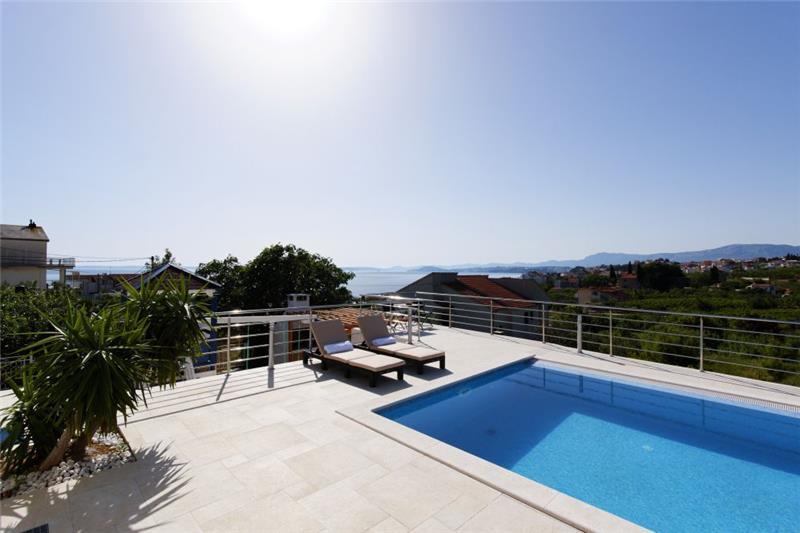 Sea-view villa in Podstrana, photograph 1