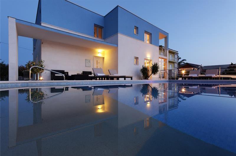 4 Bedroom Seaside Villa with Heated Pool in Podstrana, sleeps 9-10