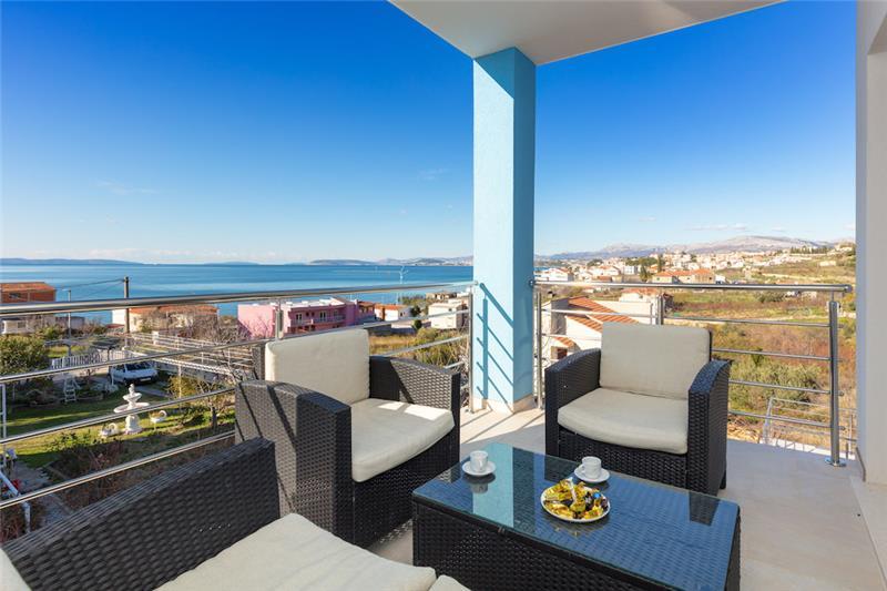 Sea-view villa in Podstrana, photograph 5