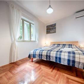 Spacious 2 Bedroom Seaview Apartment in Hvar Town, sleeps 4-6