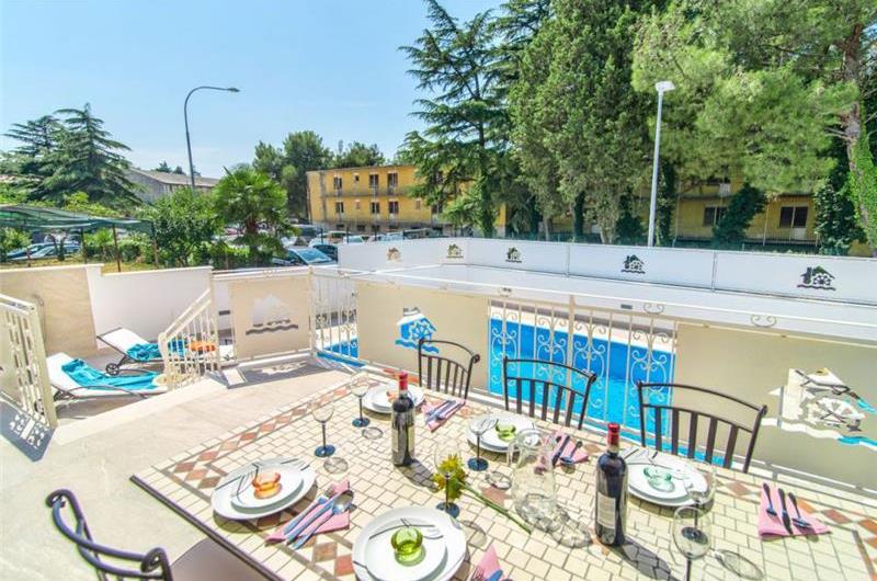 3 Bedroom Seaside Villa with Pool in Novigrad, sleeps 6