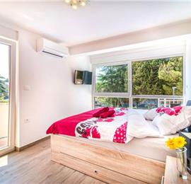 3 Bedroom Seaside Villa with Pool in Novigrad, sleeps 6