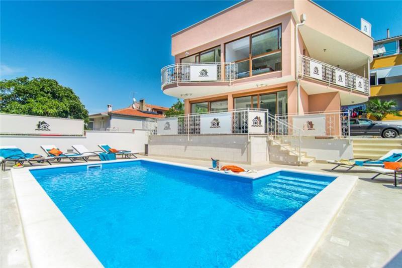 Villa in Novigrad, photograph 1