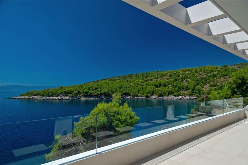 Beachfront villa in Selca, photograph 2