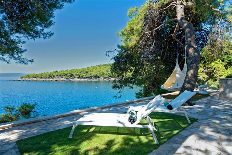 Beachfront villa in Selca, photograph 4