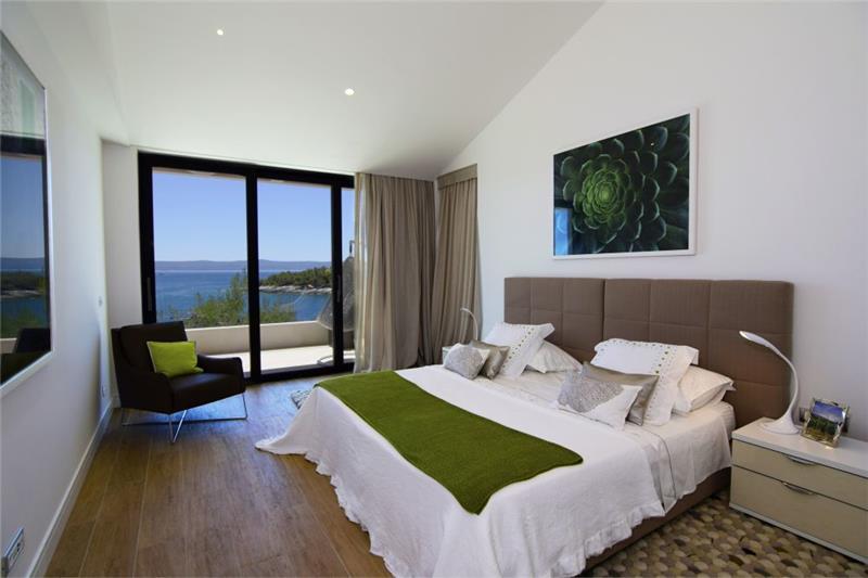 Beachfront villa in Selca, photograph 17