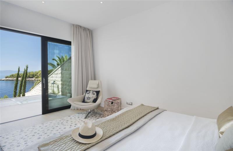 Beachfront villa in Selca, photograph 22