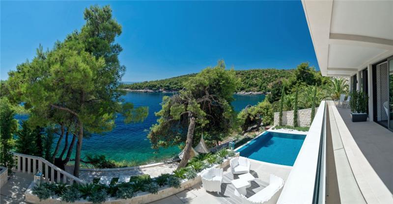 Beachfront villa in Selca, photograph 1