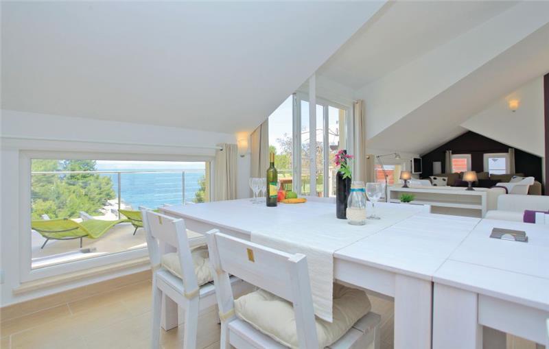 Sea-view villa in Prigradica, photograph 18