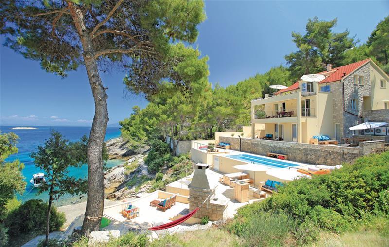 Sea-view villa in Prigradica, photograph 1