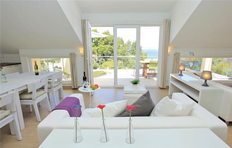 Sea-view villa in Prigradica, photograph 11