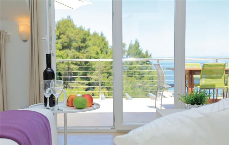 Sea-view villa in Prigradica, photograph 17