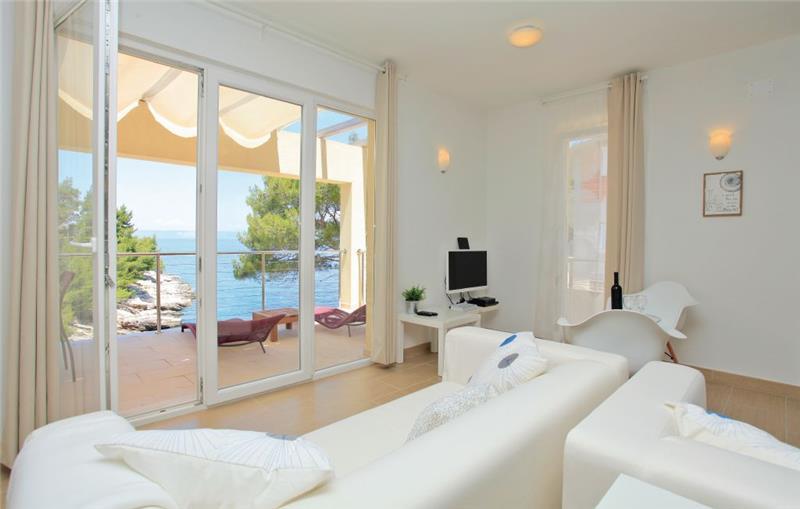 Sea-view villa in Prigradica, photograph 9