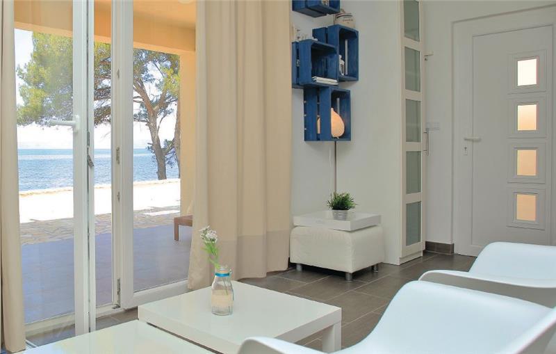 Sea-view villa in Prigradica, photograph 26