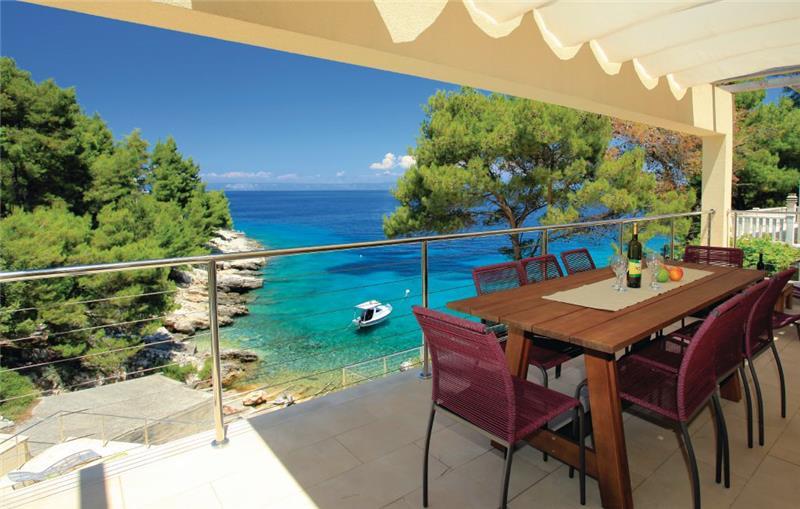 Sea-view villa in Prigradica, photograph 8