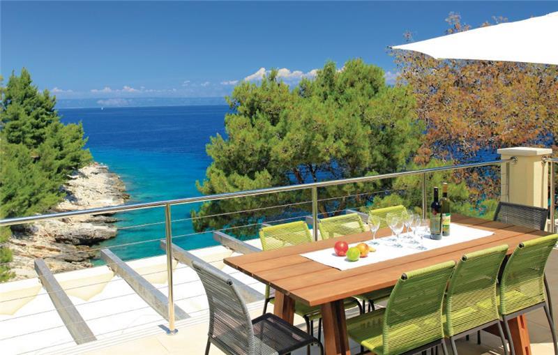 Sea-view villa in Prigradica, photograph 6
