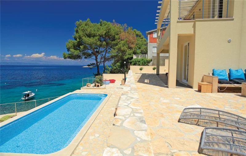Sea-view villa in Prigradica, photograph 4
