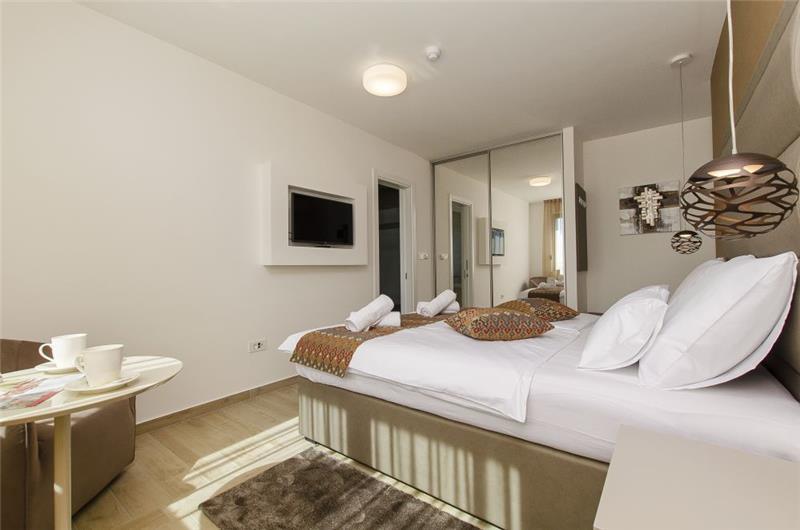 4 Bedroom Seaside Villa with Pool in Omis, sleeps 8-10