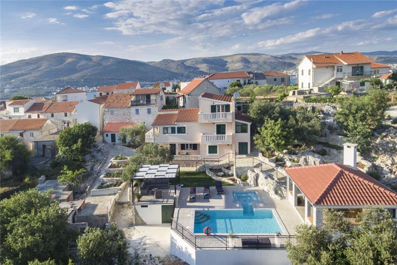 Sea-view villa in Ciovo, photograph 4