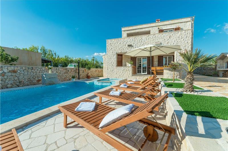 3 Bedroom Villa with Pool in Privlaka, sleeps 6-8