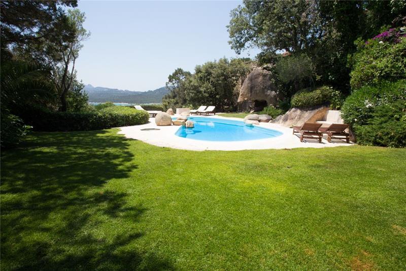 Sea-view villa in Sardinia, photograph 2