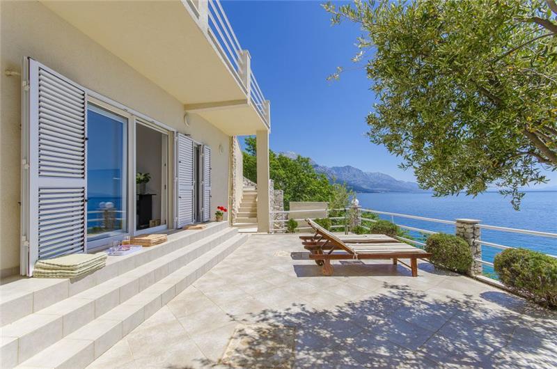Beachfront villa in Pisak, photograph 1