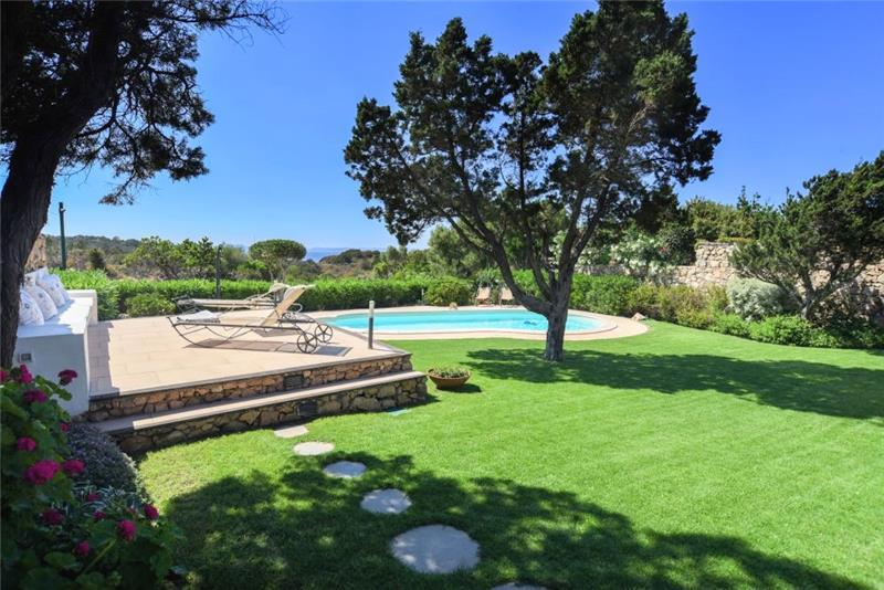 Sea-view villa in Sardinia, photograph 1