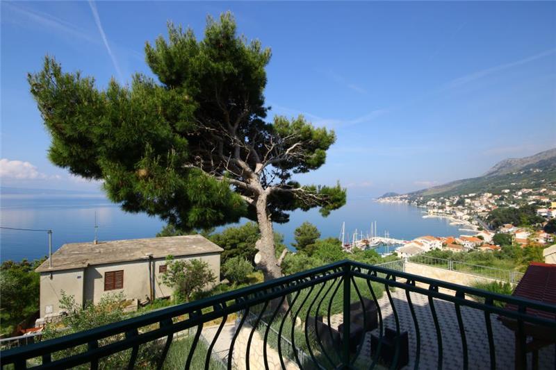 Sea-view villa in Dugi Rat, photograph 3