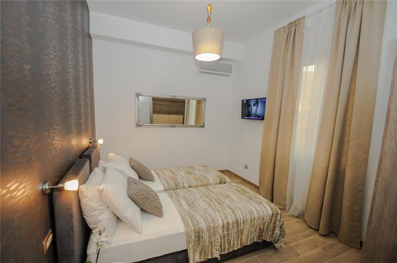8 Bedroom Villa with 2 Pools and Sea Views near Opatija, sleeps 16