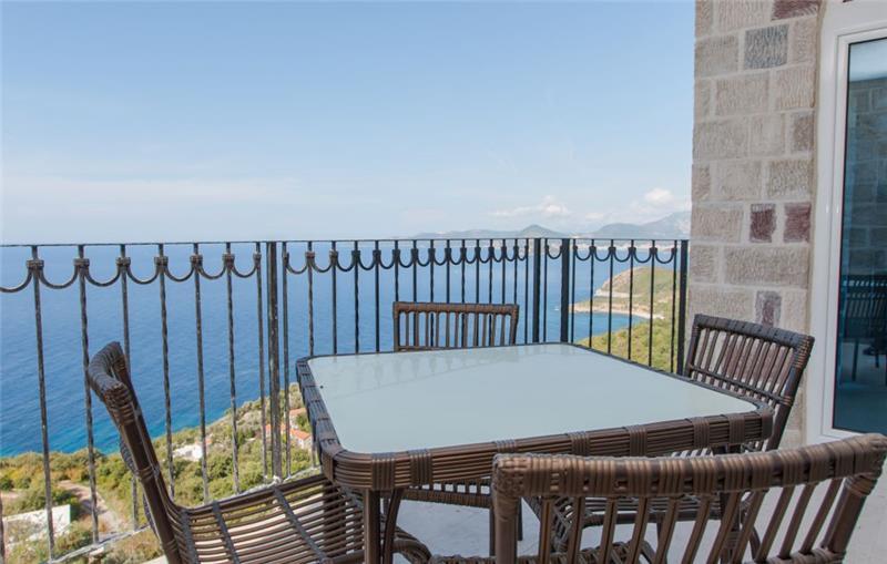 Sea-view villa in Krstac, photograph 13