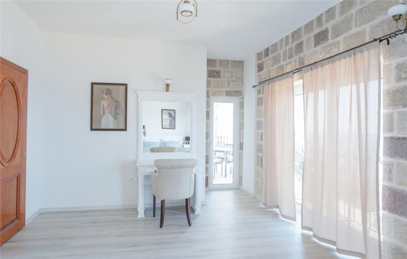 Sea-view villa in Krstac, photograph 11