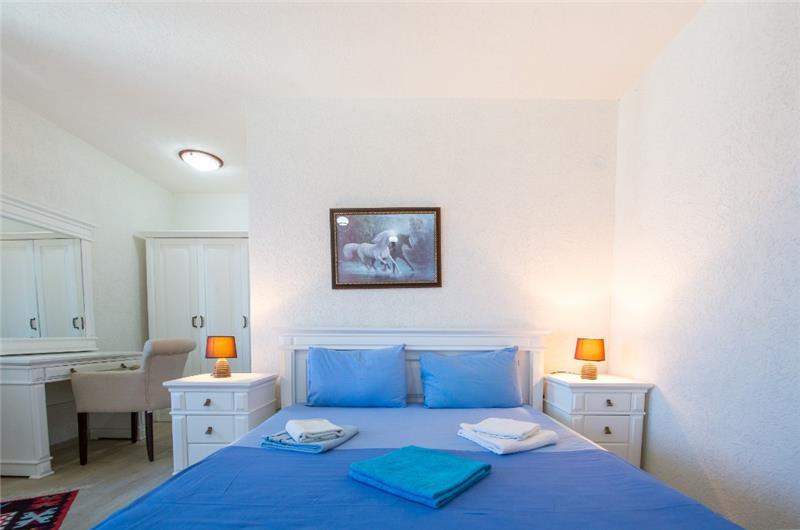 2 Bedroom Apartment with 2 Shared Pools, sleeps 4