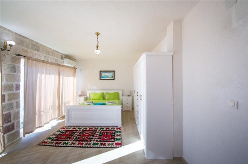 2 Bedroom Apartment with 2 Shared Pools, sleeps 4