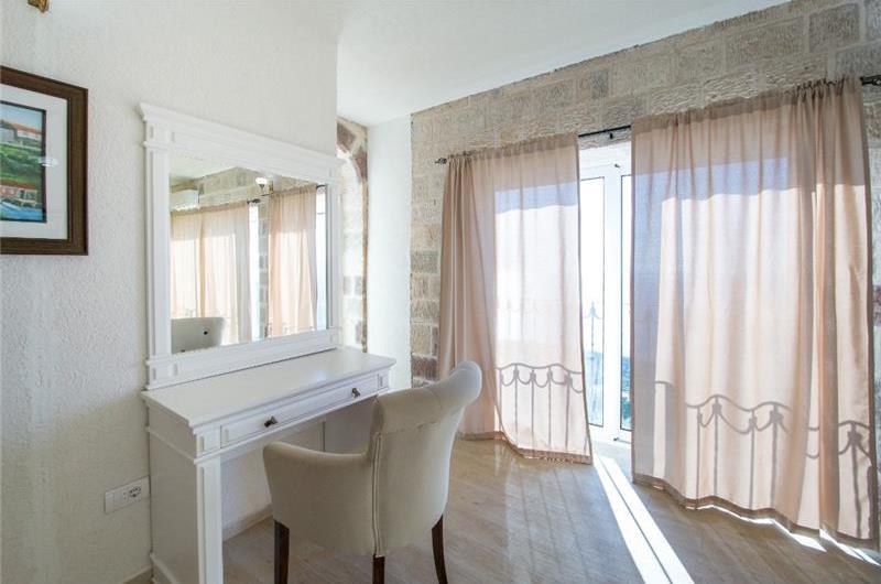 2 Bedroom Apartment with 2 Shared Pools, sleeps 4