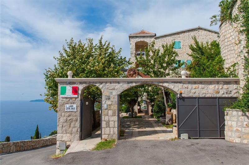 2 Bedroom Apartment with 2 Shared Pools, sleeps 4