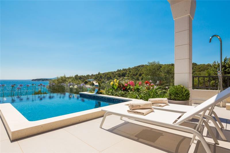 Beachfront villa in Ciovo, photograph 5