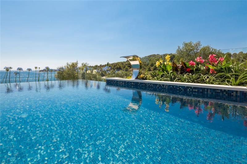 Beachfront villa in Ciovo, photograph 2