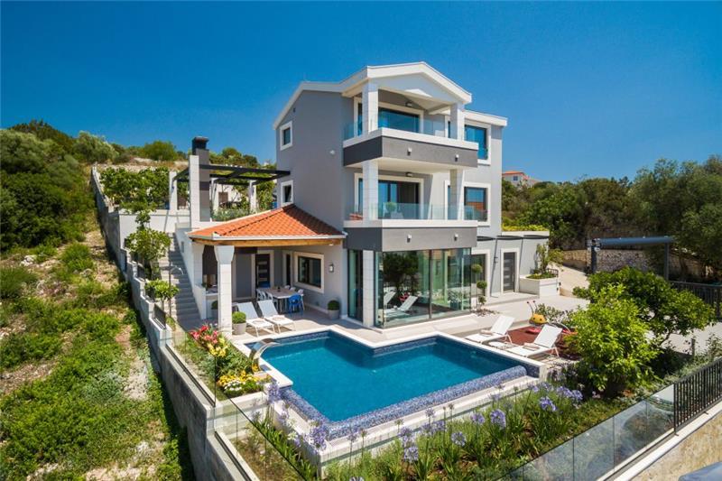 Beachfront villa in Ciovo, photograph 1