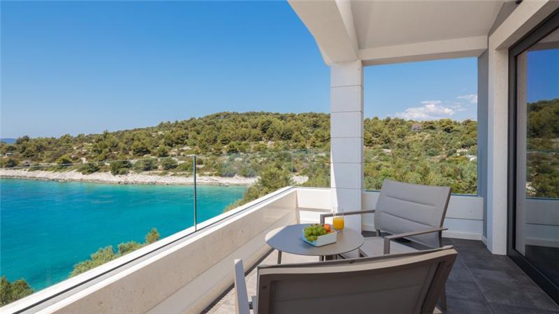 Luxury 4 Bedroom Villa with Infinity Pool on Ciovo Island near Trogir, sleeps 8-10