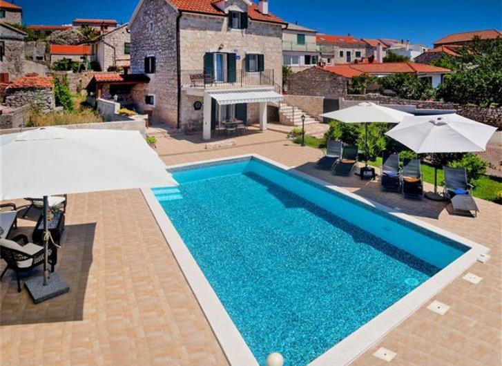 2 Bedroom Villa with Heated Pool in Solta Island, sleeps 4-6